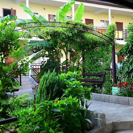 Mini Hotel Vavilon New Athos Bagian luar foto